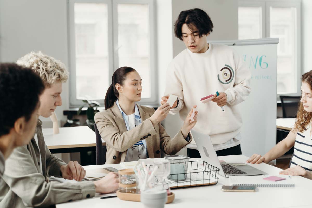 Agencies: Marketing, Media & Advertising - All agency types agentur-agency-team-office-talking-about-new-campaign-germany-usa-tv-commercia-social-media-crossmedia