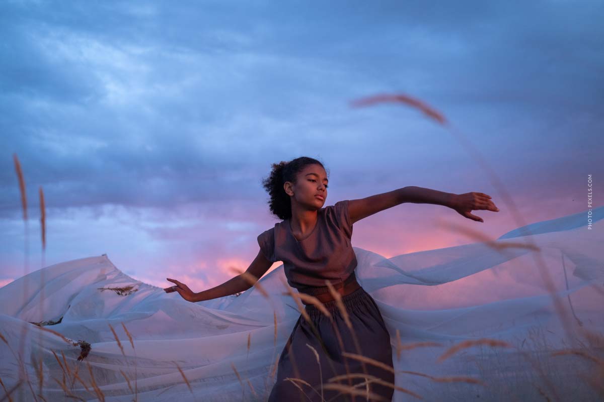 bershka-woman-shooting-outfit-during-sunset-blue-pink-sky-loose,gentle-movements-with-a-cloth