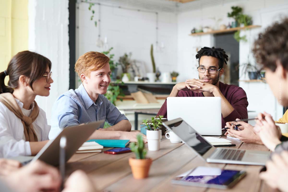 Digital Agency: Web, E-Commerce, Marketing, Performance - Tasks digital-agentur-agency-werbung-young-team-watching-youtube-documentation
