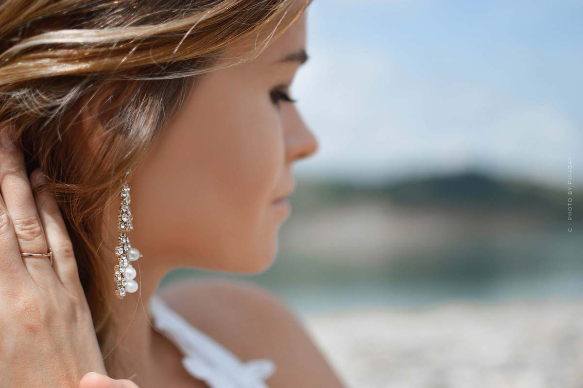 Pull&Bear Videos: Jewelry, Accessories & Fashion pull&bear-videos-ohrring-frau-model-ring-strand-meer